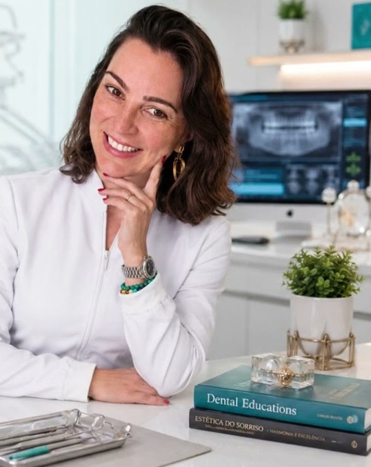 Retrato profissional da Dra. Cibele Dutra, cirurgiã-dentista